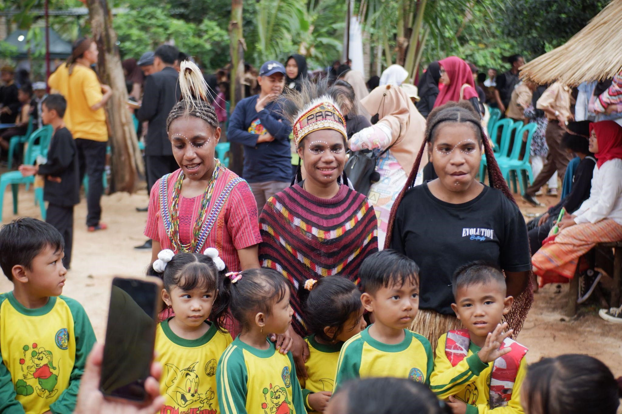 Komunitas anak muda sedang menampilkan budaya lokal Indonesia dalam acara seni tradisional