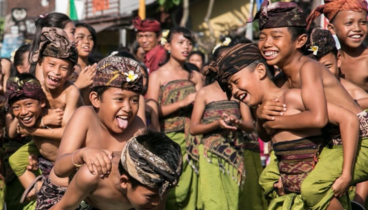 Komunitas Lokal Indonesia Melestarikan Budaya Nusantara Komunitas lokal Indonesia sedang melestarikan budaya tradisional dan kreativitas anak bangsa