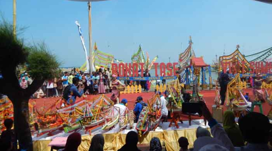 komunitas lokal sedang melestarikan budaya tradisional indonesia bersama generasi muda