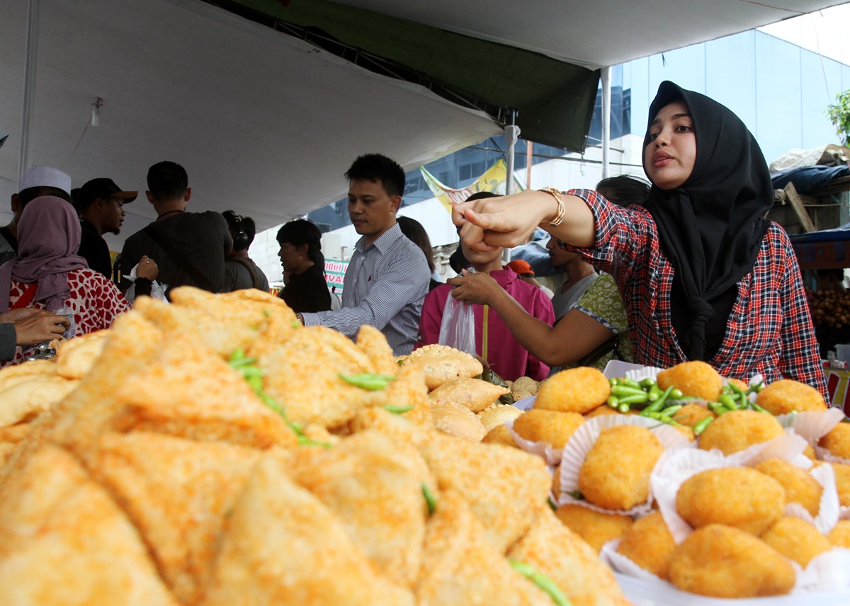 Suasana kuliner UMKM lokal dengan aneka makanan khas Indonesia