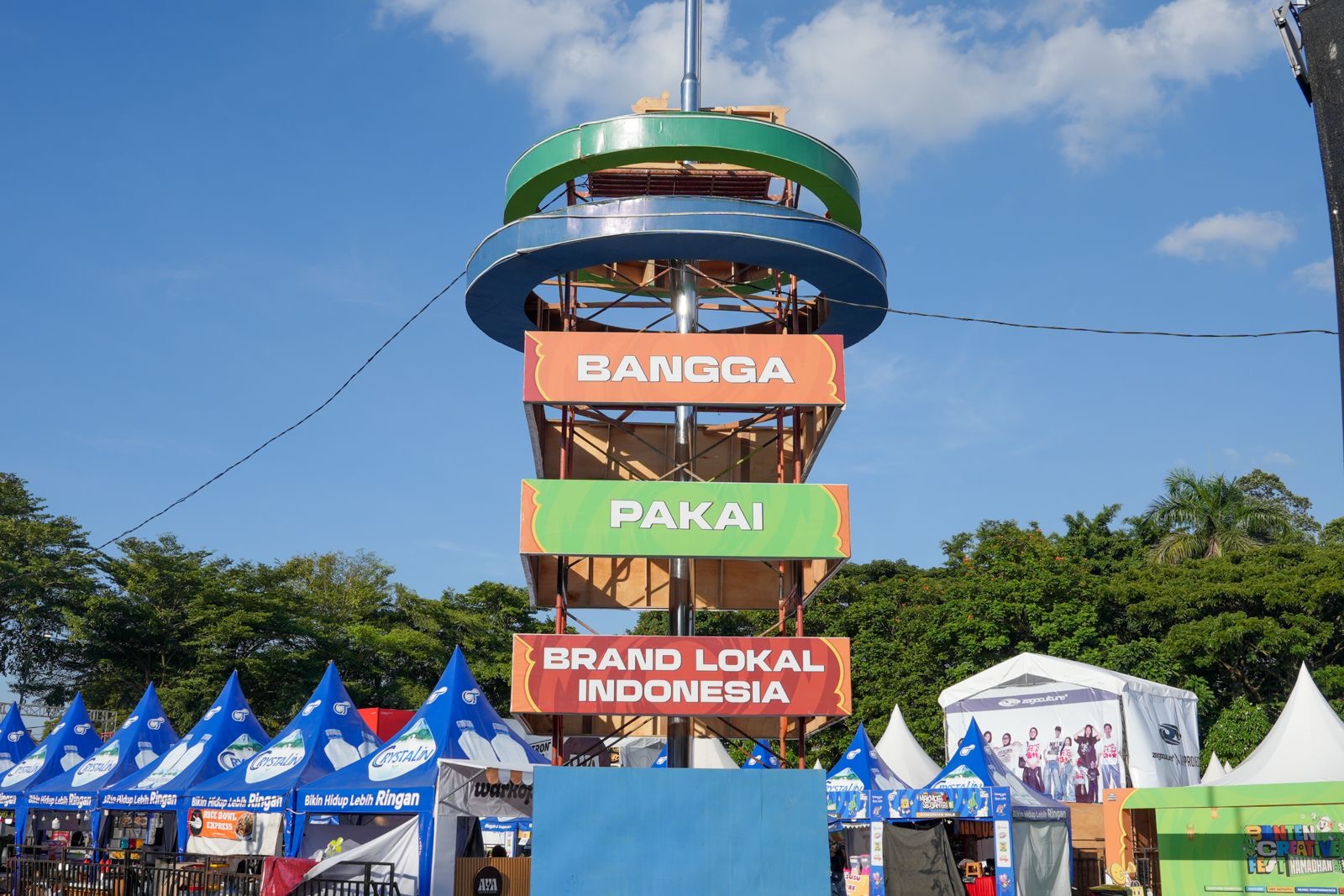 Kuliner dan UMKM lokal Indonesia dengan berbagai produk makanan tradisional dan modern