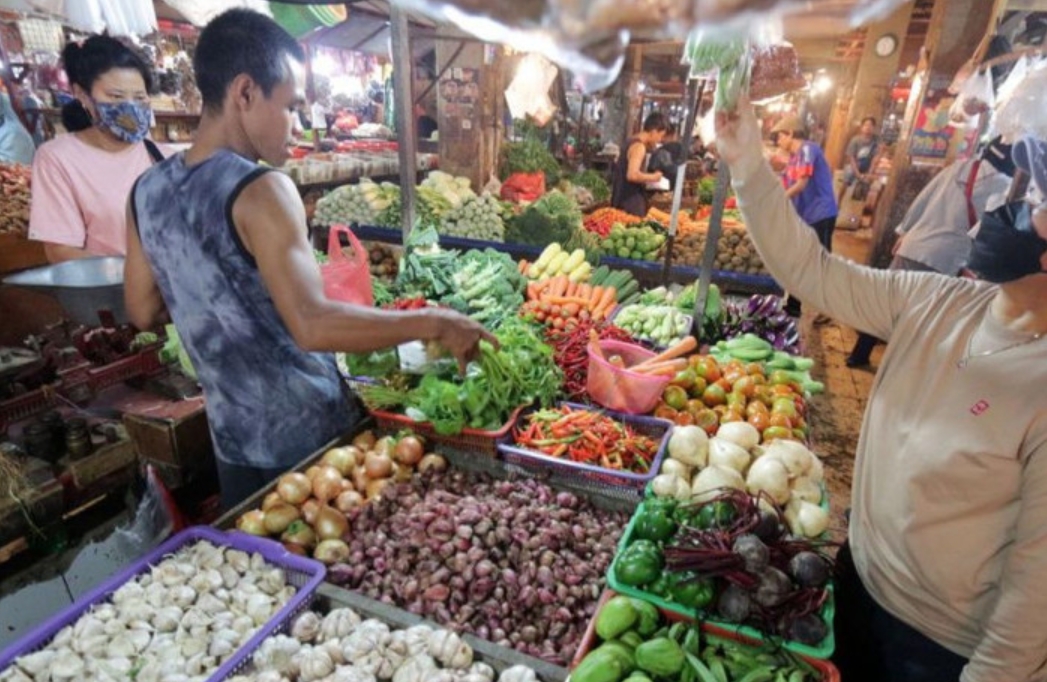 Pelaku UMKM kuliner lokal Indonesia memasarkan produk makanan melalui platform digital dan media sosial