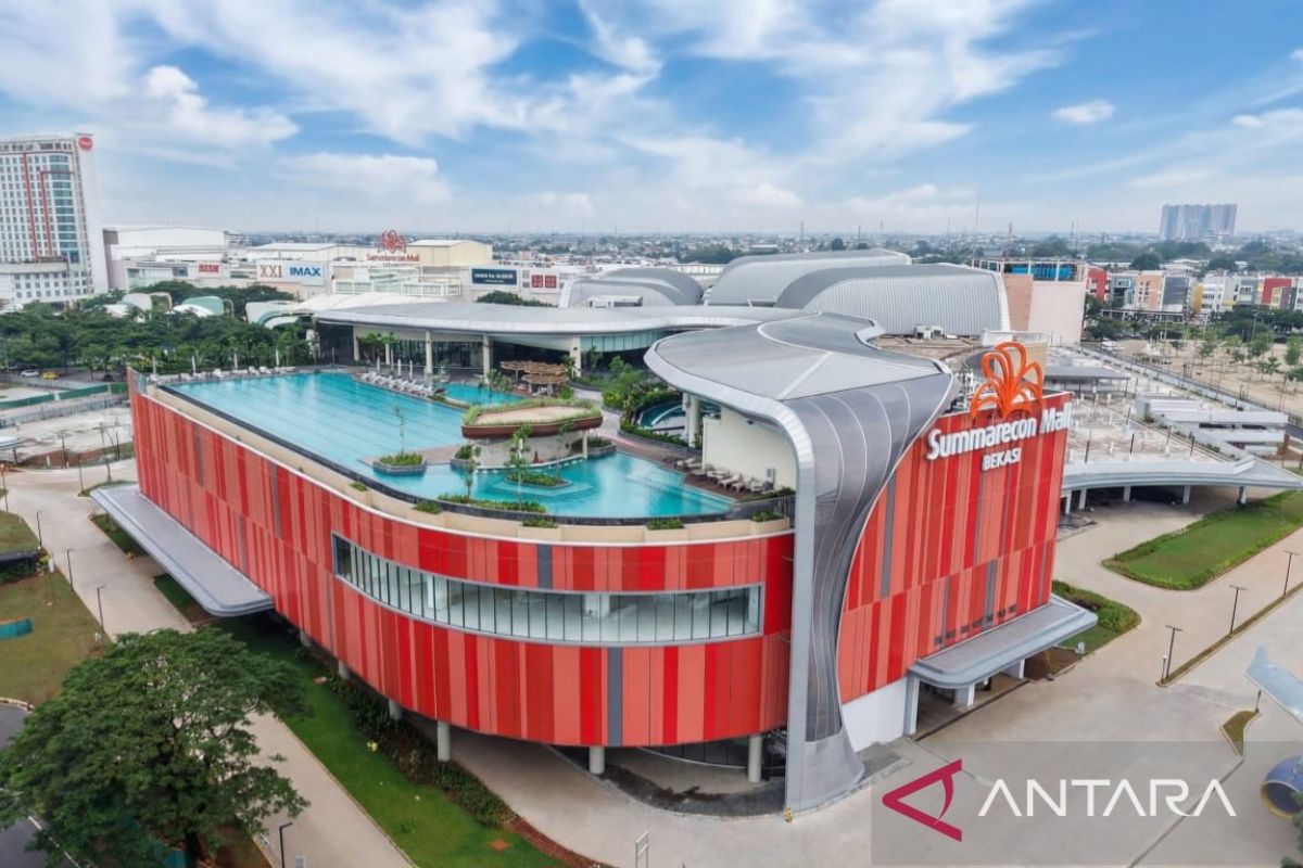 Aktivitas urban lifestyle modern anak muda di kawasan kota metropolitan dengan gaya hidup dinamis
