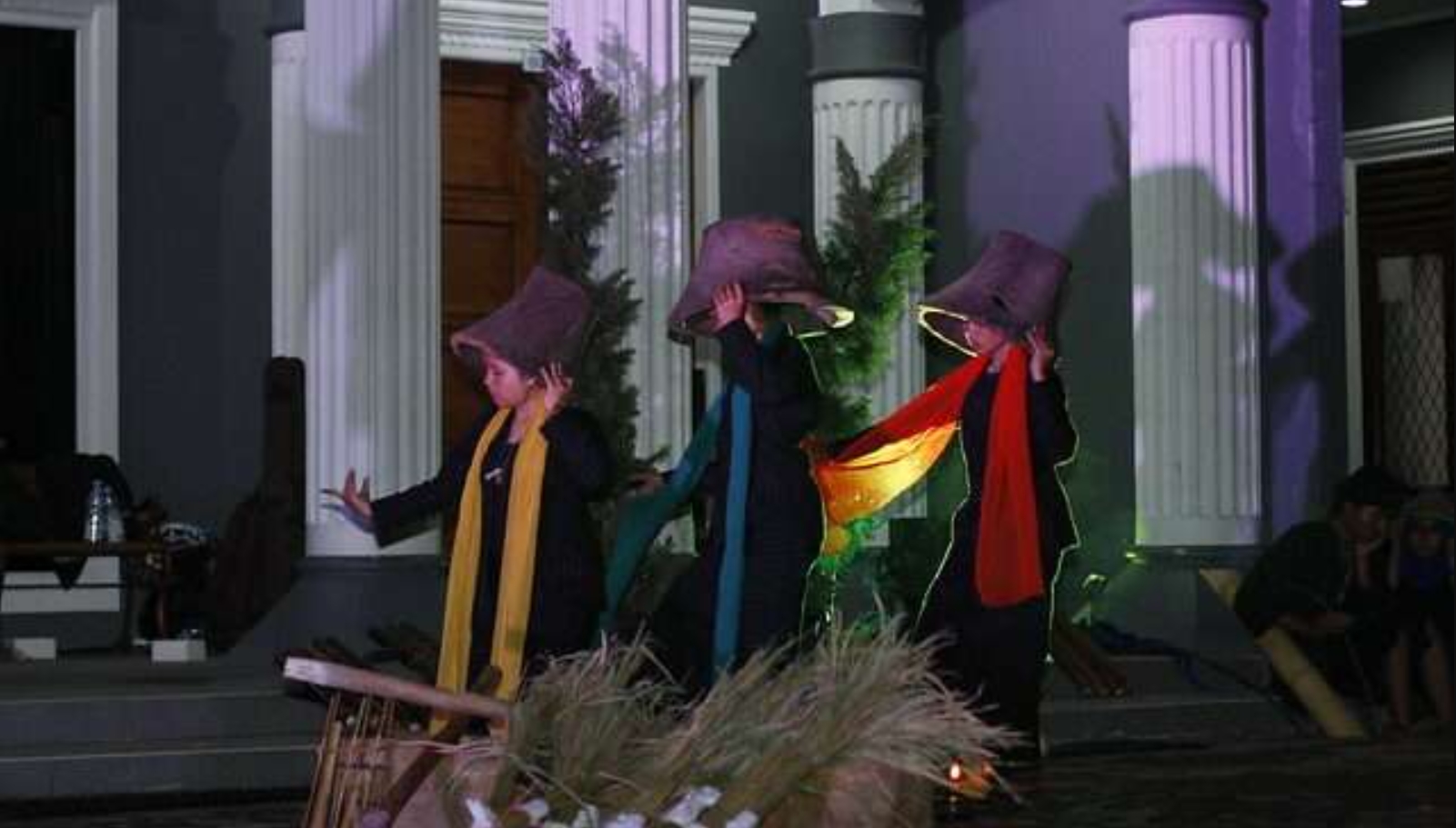 Anggota komunitas kreatif lokal sedang mengadakan kegiatan budaya dan seni tradisional di Indonesia