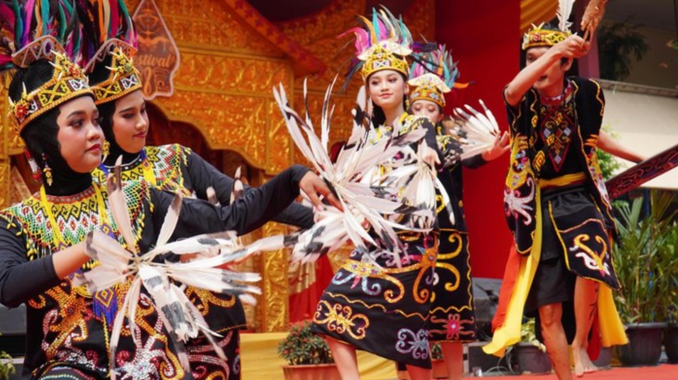 Masyarakat Indonesia mengikuti kegiatan budaya dan komunitas lokal untuk melestarikan tradisi daerah