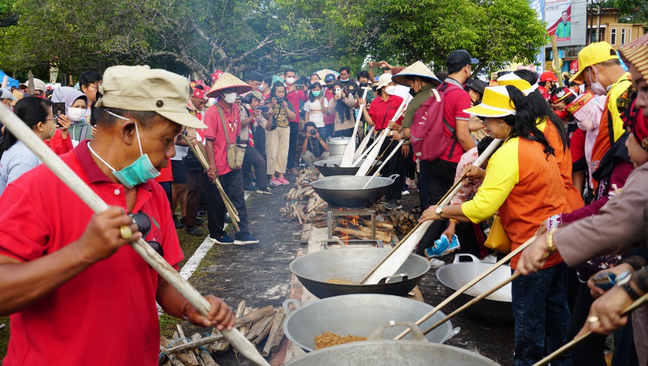 Festival budaya lokal dengan pertunjukan seni tradisional dan partisipasi masyarakat Indonesia