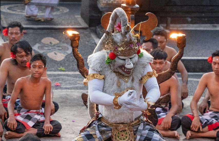 Komunitas Lokal Melestarikan Budaya Nusantara Melalui Festival Tradisional Komunitas lokal menampilkan pertunjukan budaya tradisional dalam festival pelestarian budaya Nusantara