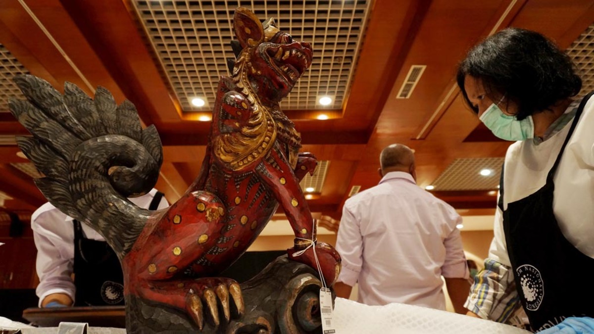 Komunitas lokal menampilkan pertunjukan budaya tradisional dalam festival pelestarian budaya Nusantara