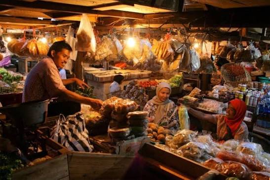 Pelaku kuliner UMKM lokal memasarkan produk makanan khas Indonesia melalui platform digital