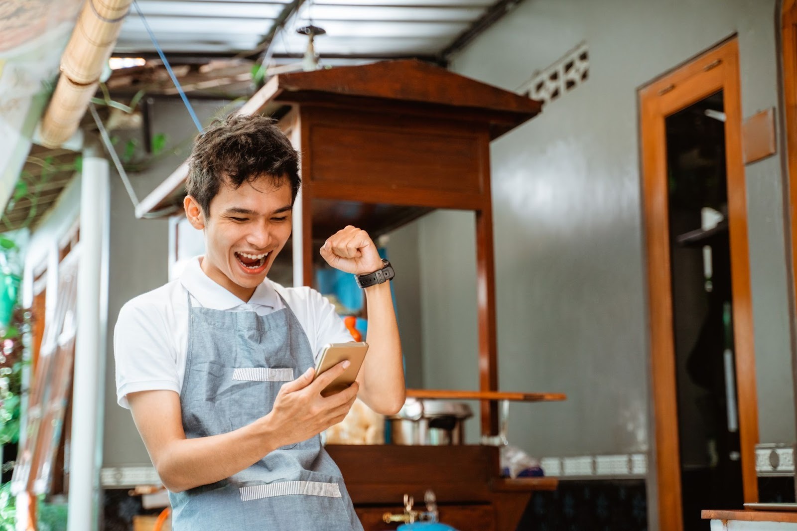 Kuliner UMKM lokal dengan kemasan modern dan pemasaran digital di Indonesia