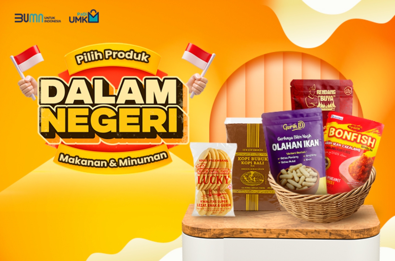 Pemilik UMKM kuliner lokal mempromosikan produk makanan melalui media sosial untuk meningkatkan penjualan digital