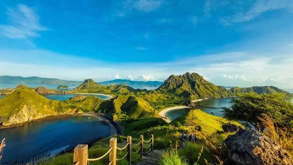 Pengunjung menikmati berbagai wahana di tempat hiburan lokal 2025 yang populer dan ramah keluarga