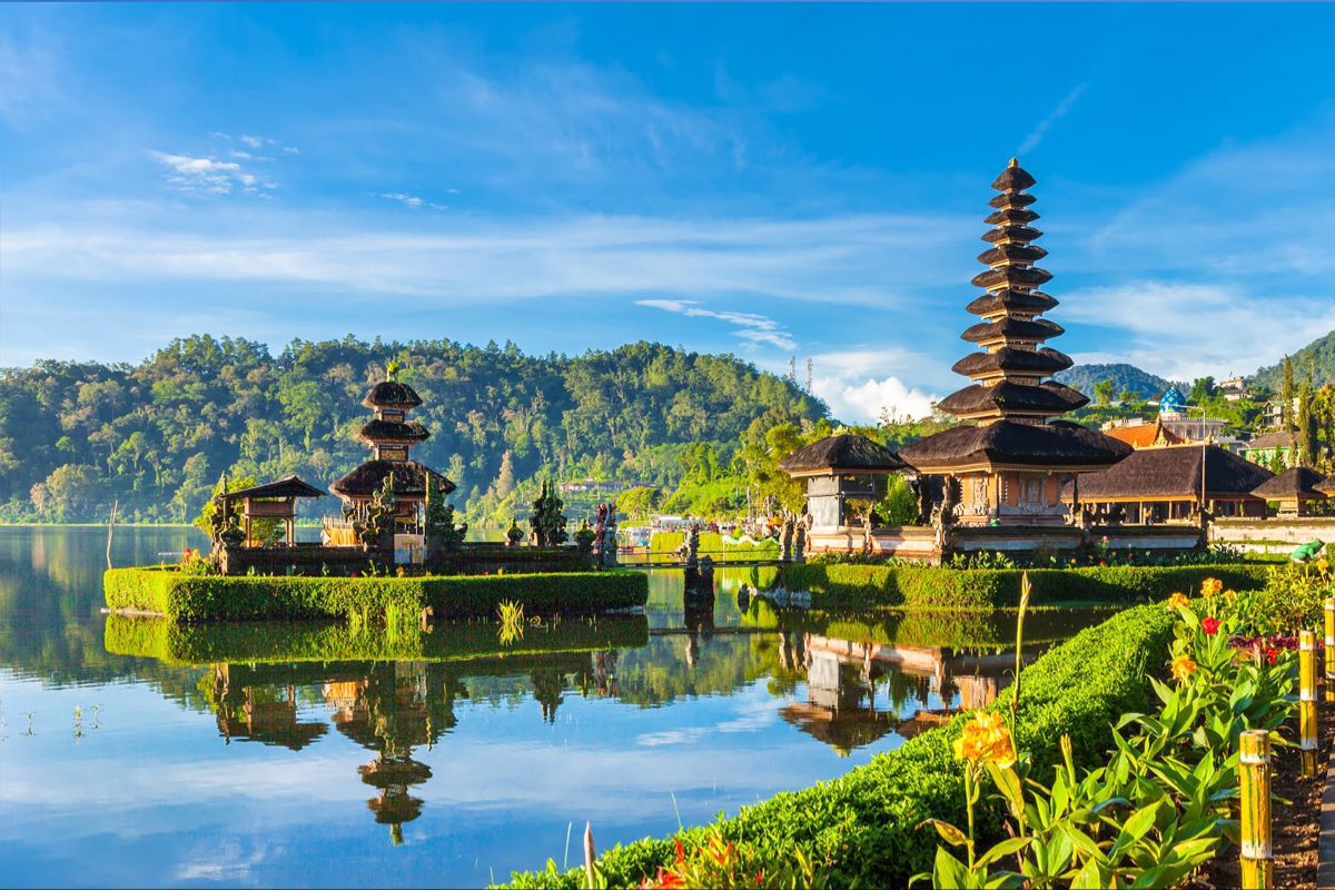 Pengunjung menikmati berbagai wahana di tempat hiburan lokal 2025 yang populer dan ramah keluarga