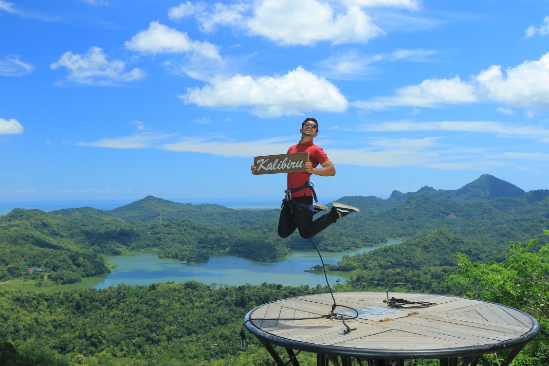 Pengunjung menikmati suasana tempat hiburan lokal populer tahun 2025 di Indonesia
