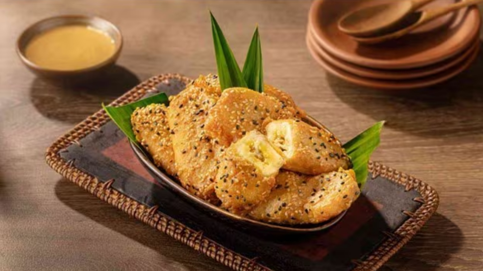 Pelaku UMKM kuliner daerah sedang mengembangkan makanan lokal Indonesia dengan inovasi modern