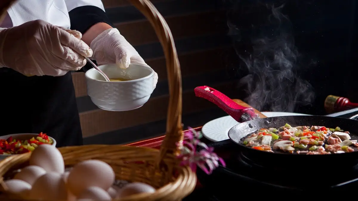 UMKM kuliner lokal Indonesia menyajikan makanan khas dengan kemasan modern