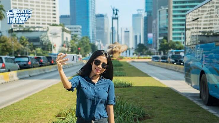 Urban lifestyle modern dengan aktivitas masyarakat perkotaan yang produktif dan terkoneksi teknologi