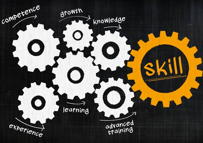 10 Skill Masa Depan untuk Meningkatkan Karier di Era Digital Ilustrasi profesional sedang mempelajari skill masa depan untuk meningkatkan karier dan pengembangan diri di era digital