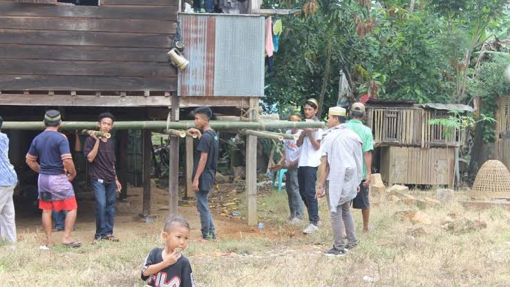 Budaya lokal Indonesia dengan komunitas masyarakat yang menjaga tradisi daerah