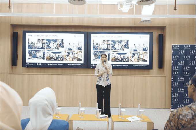 Ilustrasi ekonomi digital Indonesia 2026 dengan pelaku UMKM menggunakan teknologi digital untuk mengembangkan bisnis