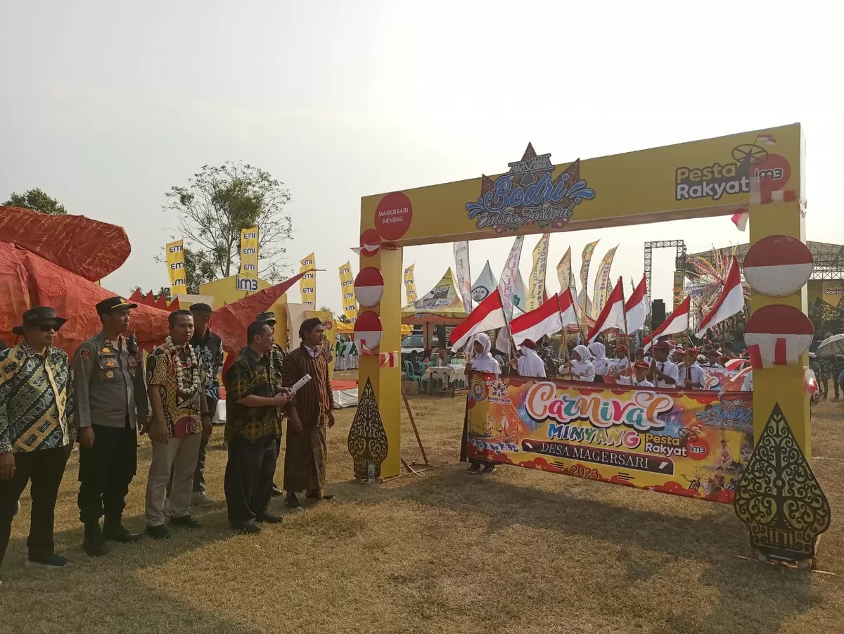 Festival budaya lokal yang melibatkan komunitas desa dan pertunjukan seni tradisional Indonesia
