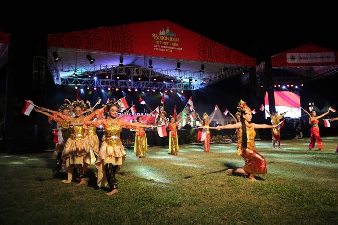 Festival Budaya dan Komunitas Lokal di Indonesia Festival budaya lokal dengan komunitas masyarakat yang menampilkan tarian tradisional dan kesenian daerah Indonesia.