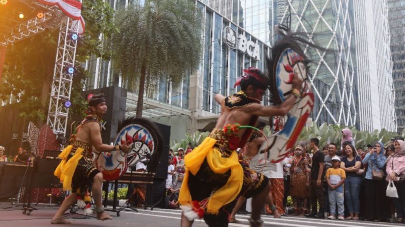 Festival budaya lokal dengan komunitas masyarakat yang menampilkan tarian tradisional dan kesenian daerah Indonesia.
