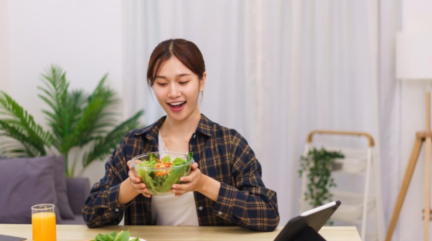 Seseorang menjalani kebiasaan hidup sehat dengan minum air putih, berolahraga ringan, dan menikmati sarapan bergizi.