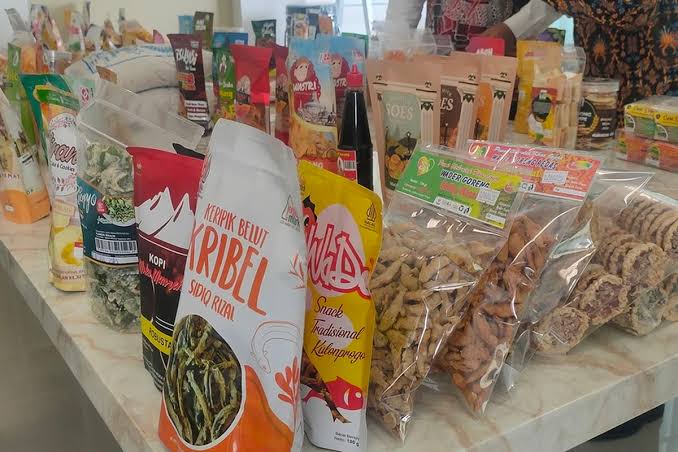 Produk Kuliner UMKM Lokal Indonesia Modern Produk kuliner UMKM lokal Indonesia dengan makanan tradisional dan kemasan modern