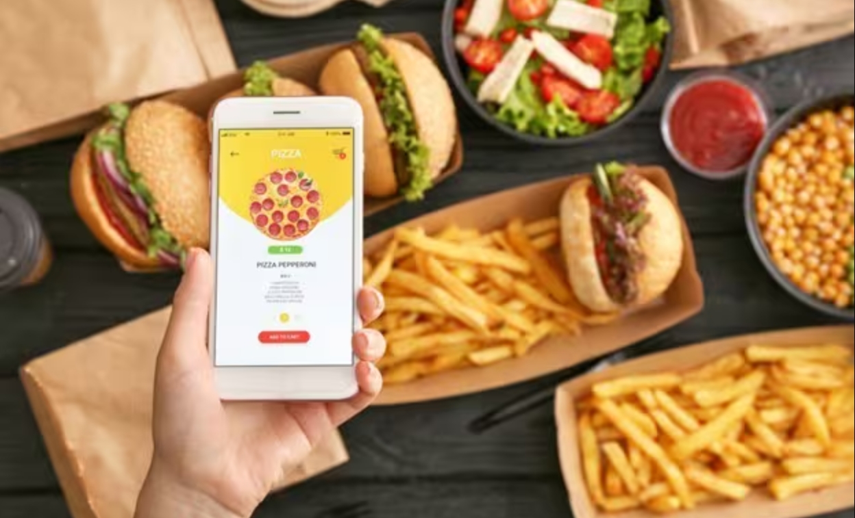 UMKM kuliner lokal mempromosikan produk makanan melalui media digital