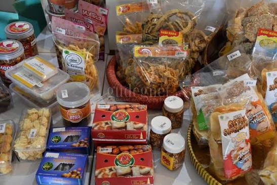 UMKM Kuliner Lokal Tumbuh di Era Digital UMKM kuliner lokal Indonesia dengan produk makanan dan kemasan modern