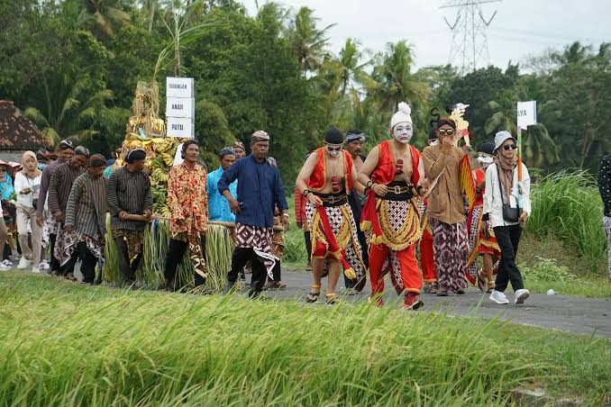 Budaya Lokal dan Komunitas Indonesia Kegiatan komunitas dalam melestarikan budaya lokal Indonesia