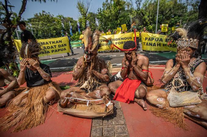 budaya lokal, tradisi, kesenian, dan kearifan daerah kepada generasi muda.