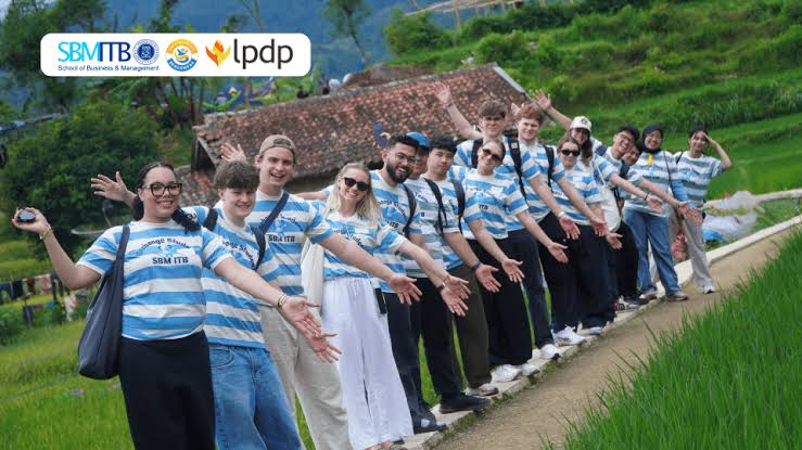 Budaya Lokal dan Komunitas Indonesia Kegiatan komunitas dalam melestarikan budaya lokal Indonesia
