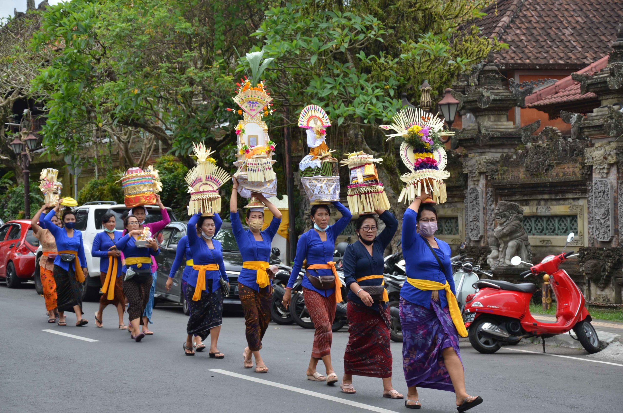 Budaya lokal dan komunitas masyarakat dalam melestarikan tradisi Indonesia