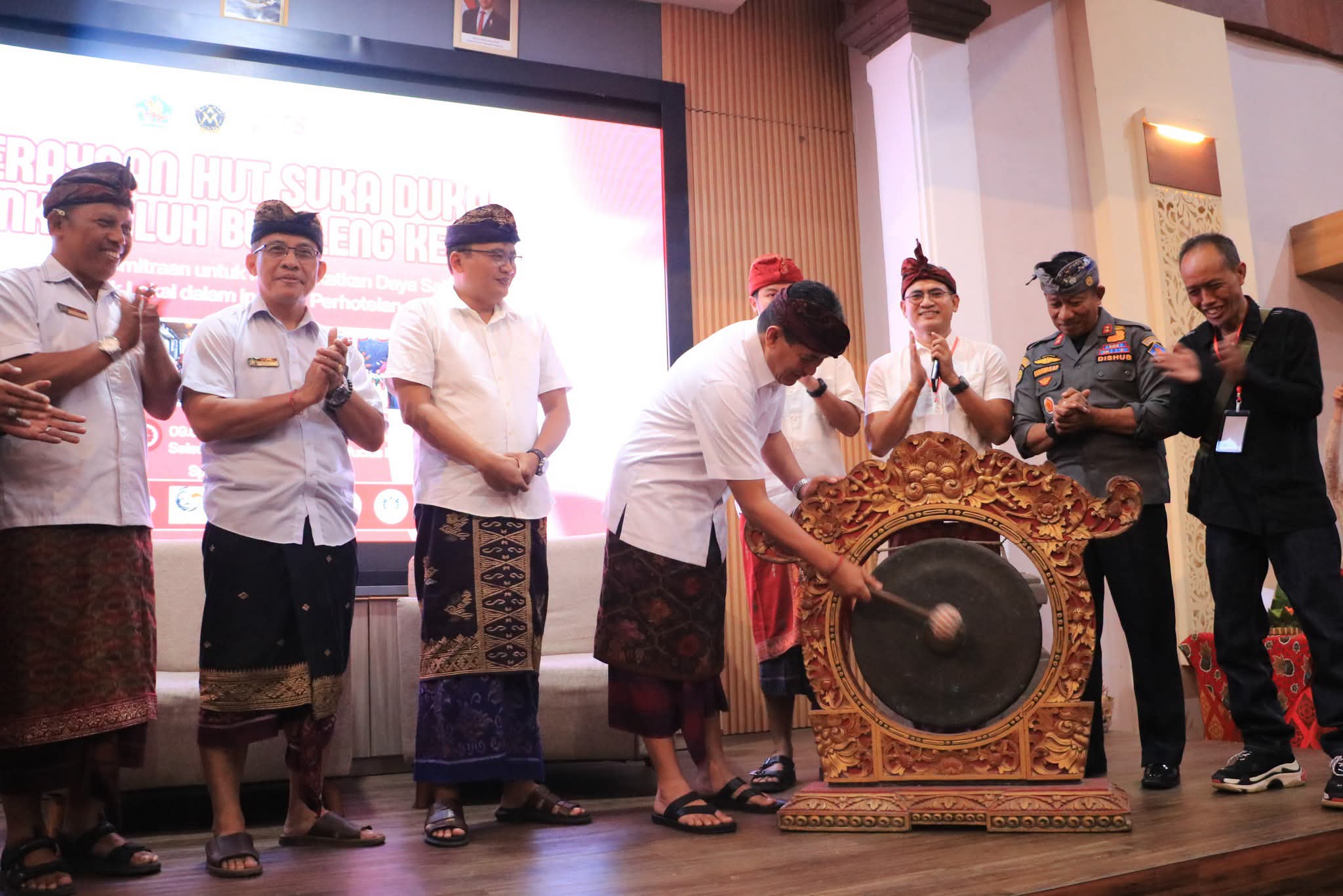 Ekonomi Lokal dan UMKM Penggerak Ekonomi Daerah Ekonomi lokal dan UMKM sebagai penggerak pertumbuhan ekonomi daerah