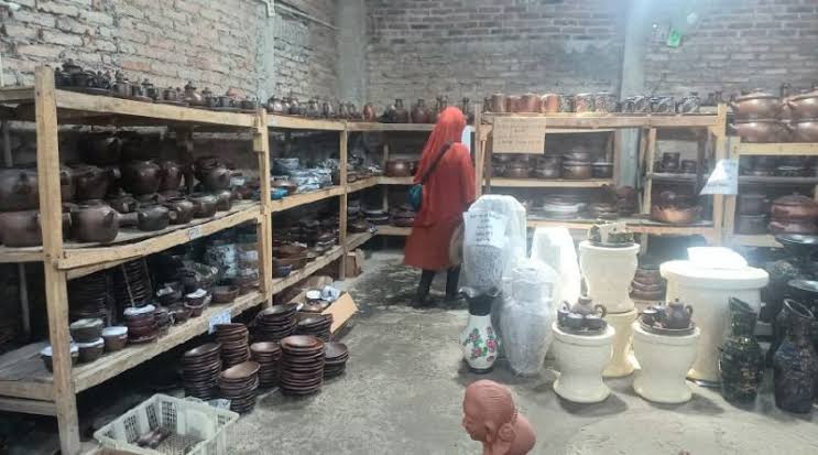 Lifestyle Lokal Modern dengan Aktivitas Kreatif Masyarakat Indonesia Lifestyle lokal modern yang menggambarkan aktivitas kreatif dan gaya hidup masyarakat Indonesia masa kini