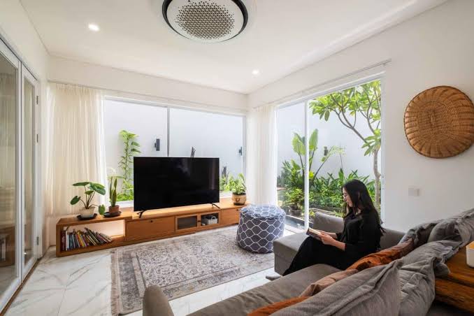 Lifestyle modern keluarga Indonesia dengan aktivitas bersama di rumah yang nyaman dan harmonis