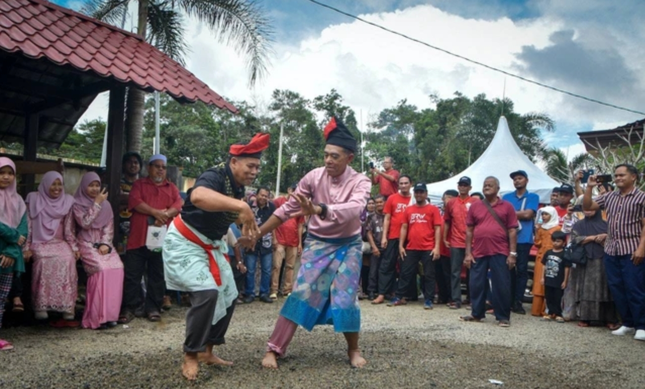 Budaya Lokal dan Komunitas Indonesia Budaya lokal dan komunitas Indonesia dalam kegiatan pelestarian budaya