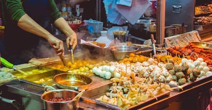 Kuliner Lokal dan UMKM dalam Gaya Hidup Modern Kuliner lokal dan UMKM menjadi bagian dari gaya hidup masyarakat modern