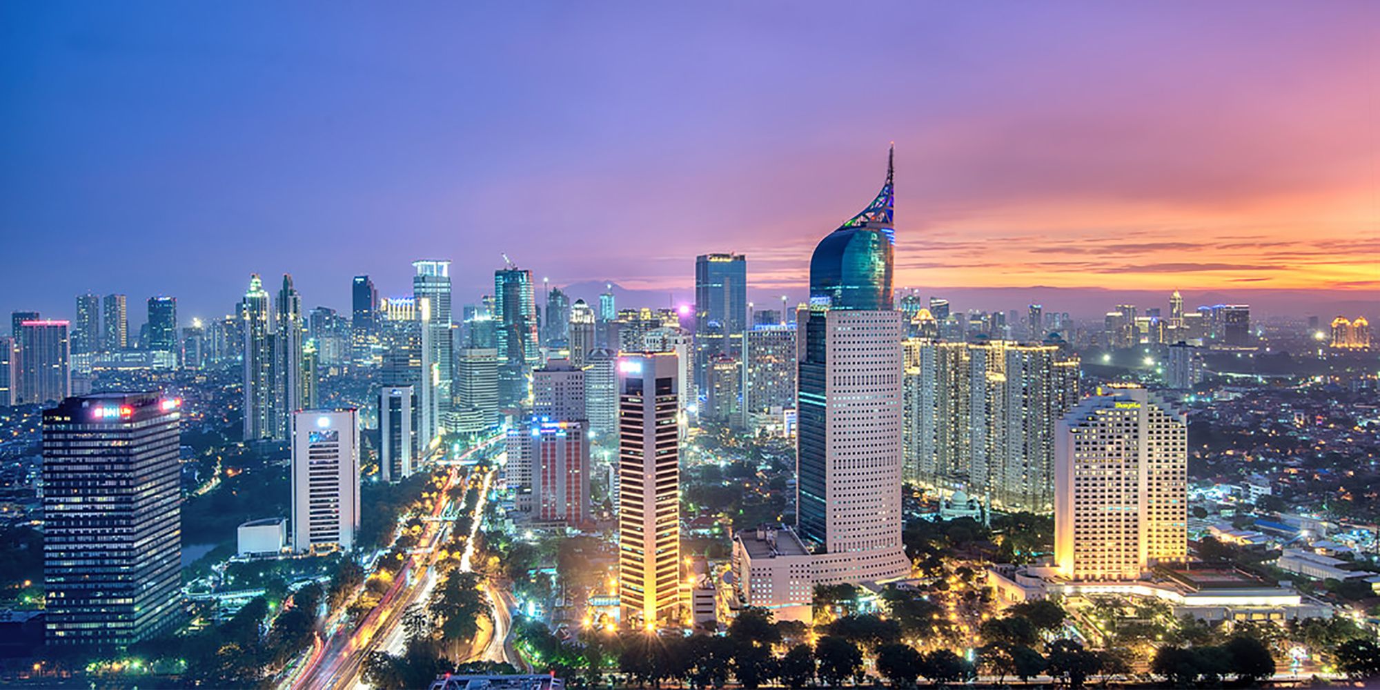 Urban Lifestyle dan Kehidupan Kota Modern Urban lifestyle masyarakat menikmati aktivitas dan ruang publik di kawasan perkotaan